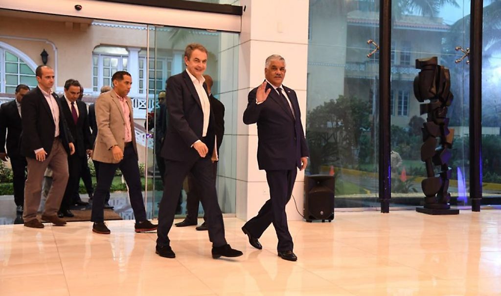 Al centro de convenciones de la cancillería de ese país han arribado el expresidente español José Luis Rodríguez Zapatero, el presidente dominicano Danilo Medina