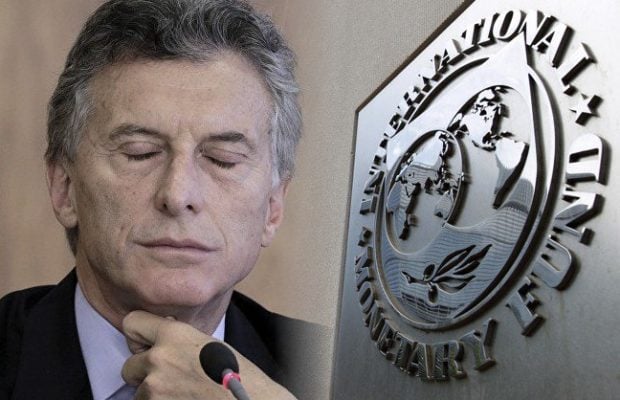 Presidente de Argentina, Mauricio Macri y el logo del Fondo Monetario Internacional (FMI)