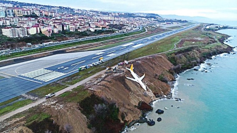 El avión pierde la pista y casi cae al mar con 162 pasajeros a bordo