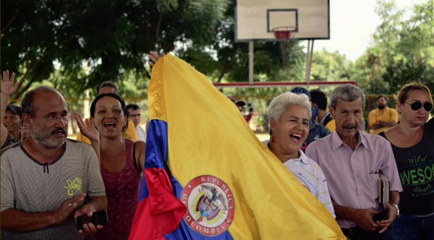 Habitantes del barrio Sevilla en Cúcuta, Colombia, celebran con su bandera, salida de venezolanos