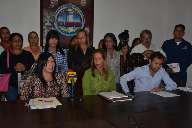 La jefa de la Zona Educativa de Nueva Esparta, Noris Soto,con representantes del PSUV y el alcalde del municipio Arismendi, Alí Romero
