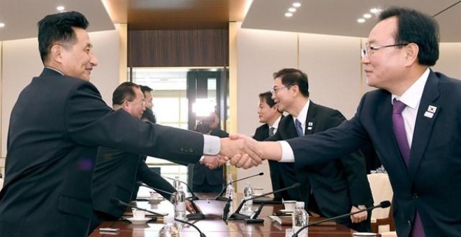 El líder de la delegación de Corea del Norte, Jon Jong Su, estrecha la mano de su homólogo surcoreano Chun Hae-sung