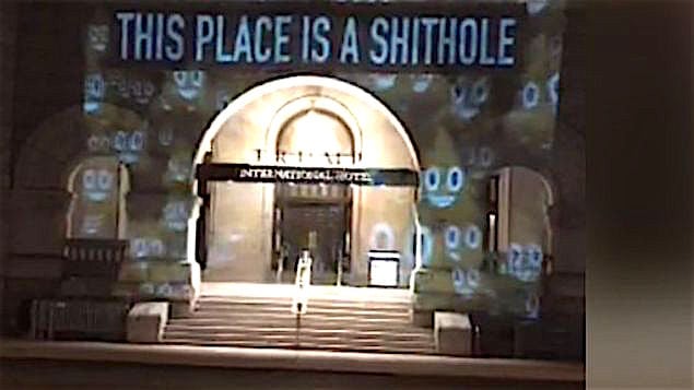 proyectan letreros en hoteles de Trump