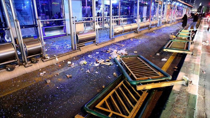Un grupo de manifestantes destruye el mobiliario público en una estación de autobús en Teherán, capital de Irán, 30 de diciembre de 2017.