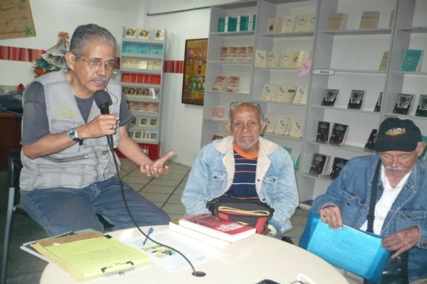 Luis Salazar con integrantes de la Coordinadora Popular de Caracas.