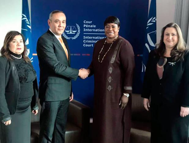 Fue recibido por la fiscal de la Corte Penal Internacional (CPI), S.E. Sra. Fatou Bensouda.
