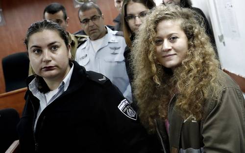 Ahed Tamimi, de 17 años (a la derecha), convertida en un símbolo de la lucha de los palestinos contra la ocupación israelí, se presentó ayer ante un tribunal militar, donde es procesada por 12 cargos que podrían costarle varios años de cárcel si es declarada culpable