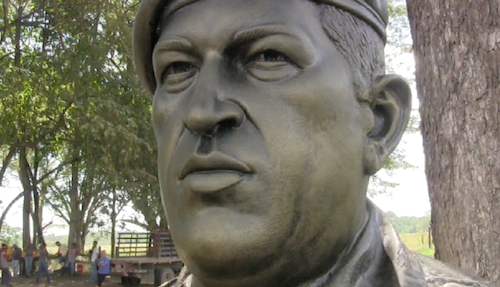 Debajo del Samán donde se fundó la Comuna El Maizal, un busto del comandante Hugo Chávez observa