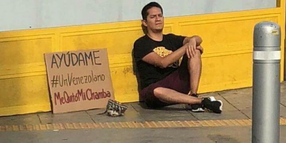 Joven que pide limosna en plena vía pública porque, según él, un venezolano le quitó su trabajo