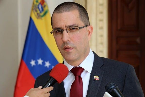 El Canciller instó al presidente francés a dar respuesta a la crisis migratoria y a no inmiscuirse en asuntos de Venezuela.