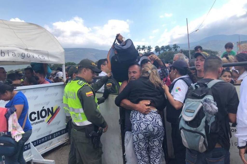 Cientos de venezolanos son deportados diariamente desde Colombia