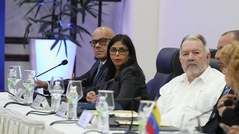 La presidenta de la ANC, Delcy Rodríguez, y el ministro de Comunicación, Jorge Rodríguez, durante las negociaciones en Santo Domingo. 31 de enero de 2018.