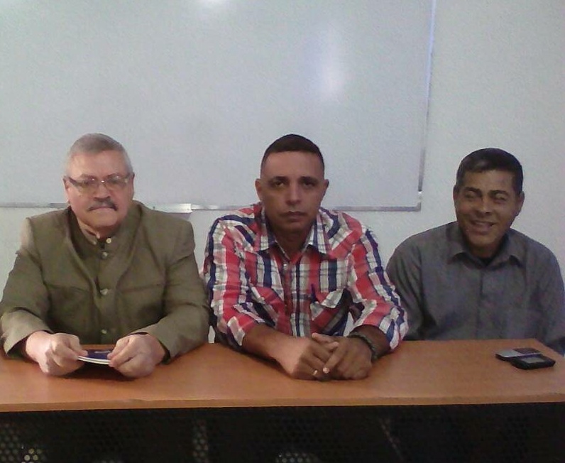 El General Francisco Visconti y los voceros designados del Frente Amplio Nacional Bolivariano (FANB), Edward Zapata y Alexis Campos.