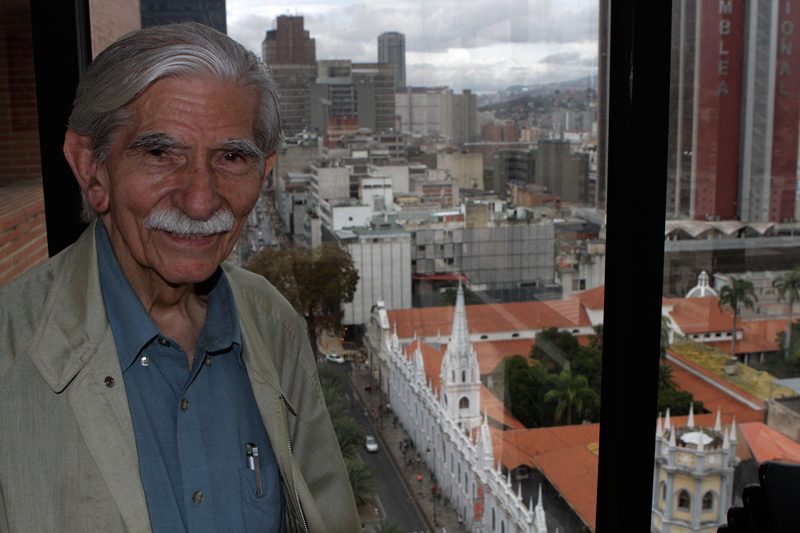 El próximo lunes Julio Escalona cumplirá 65 años en el ruedo político.