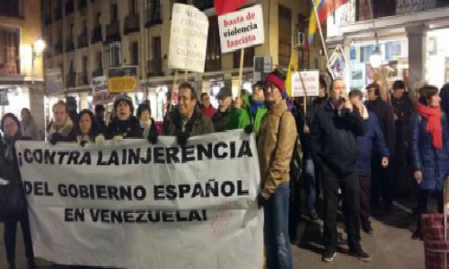 “Elecciones sí, Sanciones no”, fue una de las consignas más coreadas por los asistentes quienes ondeaban banderas venezolanas frente a la cancillería española.