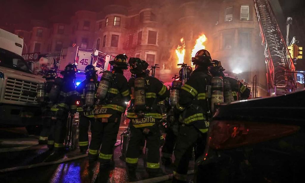 Bombero muere en Nueva York tratando de apagar un incendio en un set de una película