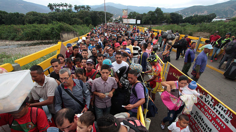 Ciudadanos desde Venezuela cruzan el puente binacional Simón Bolívar, en dirección a Colombia. 10 de febrero de 2018.