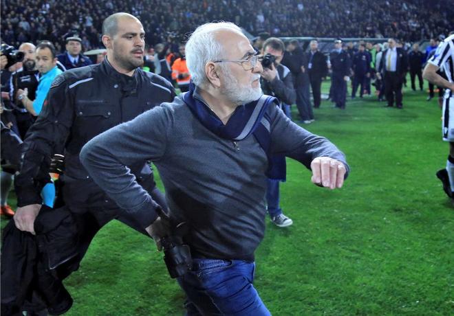 Ivan Savvides, dueño del PAOK, en el campo con una pistola en el bolsillo
