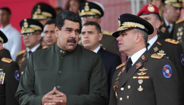 El presidente de Venezuela, Nicolás Maduro, junto al ministro de Defensa, Vladimir Padrino López.