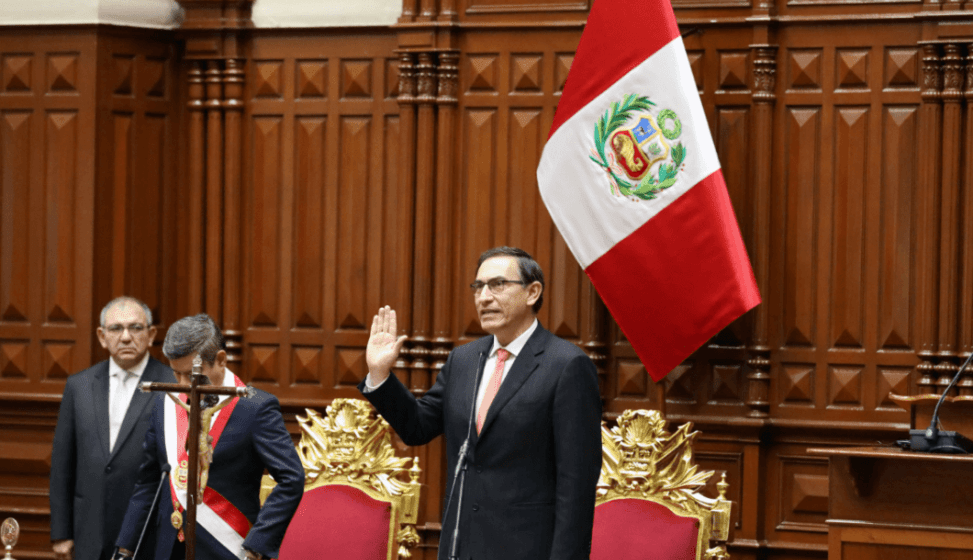 Martín Vizcarra presta juramento como presidente de Perú
