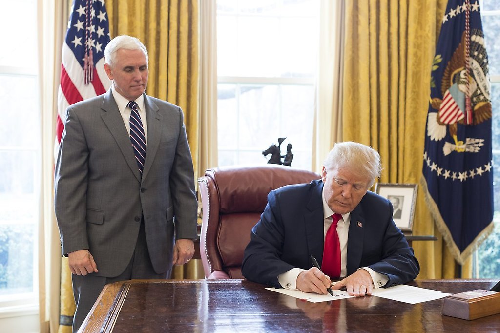 El vicepresidente y presidente de los Estados Unidos, Mike Pence y Donald Trump