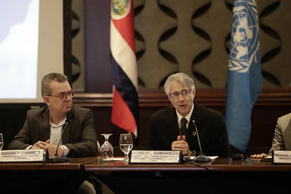 Jose Luis Samaniego (derecha), y el ministro de Ambiente y Energía costarricense, Edgar Gutiérrez, en la negociación en Costa Rica