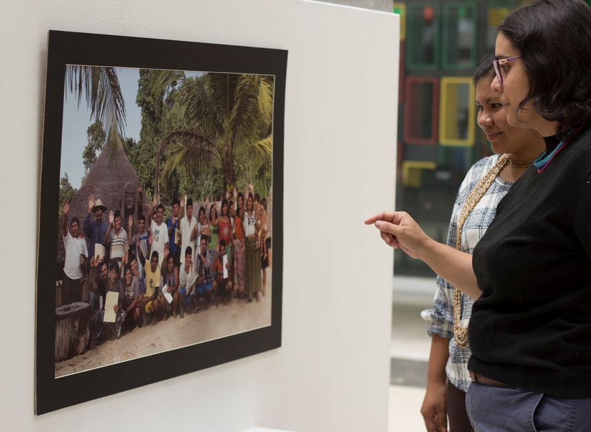 Eliana Márquez (Phynatura) y Luz Marina García (Mujeres Indígenas Emprendedoras) aprecian una de las fotos de la exposición Mostramos Nuestro Arte