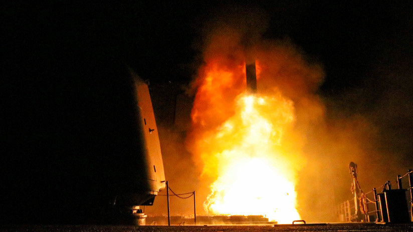 El crucero USS Monterey de la Marina de EE.UU. dispara un misil Tomahawk, el 14 de abril de 2018.