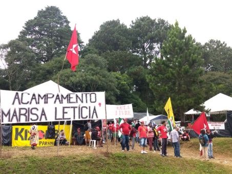 Tras el ataque al campamento que apoya a Lula, integrantes salieron a la calle a repudiar lo hechos