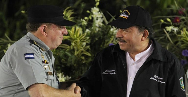 Daniel Ortega y el Comandante del Ejército