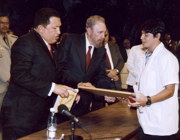 Fidel y Chávez presidieron la primera graduación de médicos de la ELAM