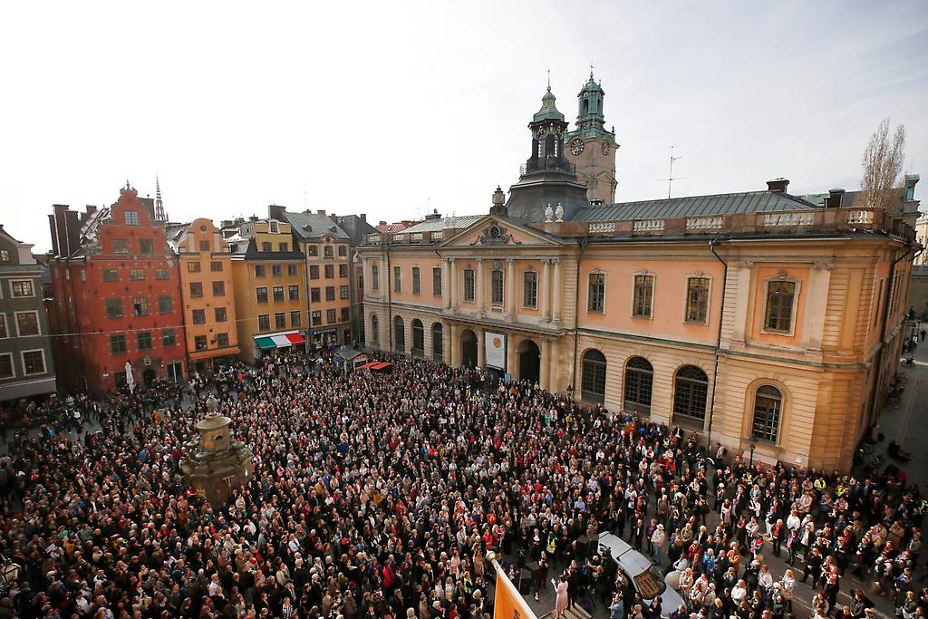 Ciudadanos se manifiestan en Estocolmo contra los abusos sexuales, por la transparencia en la Academia Sueca y en apoyo a su ex secretaria Sara Danius