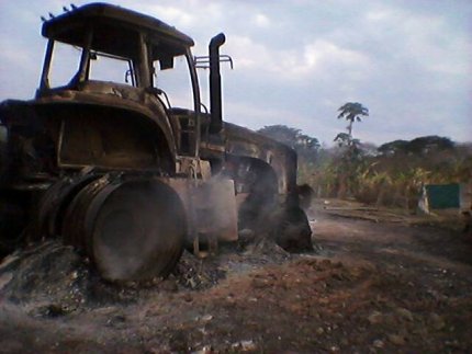 Tractor quemado por el grupo armado.