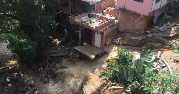 Casas afectadas por ruptura de tubo matriz, en el sector La Toma en la Guairita, en el municipio El Hatillo