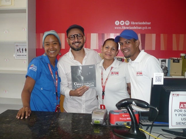 Desde la Librería del Sur, Pérez Pirela comparte con amigos del libro