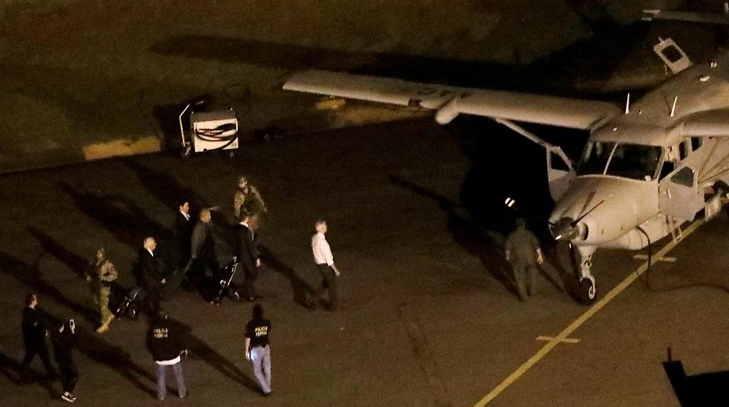 Lula llegando al avión que lo trasladó a Curitiba