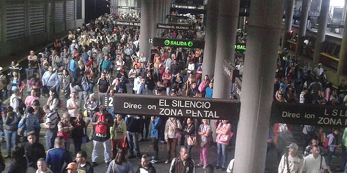 Accidente causado por arrancar el tren y el usuario quedaría atrapado
