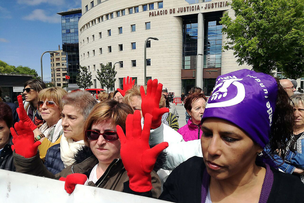 Concentración de mujeres frente al Palacio de Justicia minutos antes de conocerse el fallo.