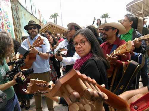 Decenas de músicos se dieron cita en el Parque de la Amistad en Tijuana, en la edición 11 del Festival de Fandango Fronterizo. La mayoría de los participantes son de los estados de Veracruz, Ciudad de México, Morelos, y de las ciudades de Mexicali, Ensenada y Tijuana