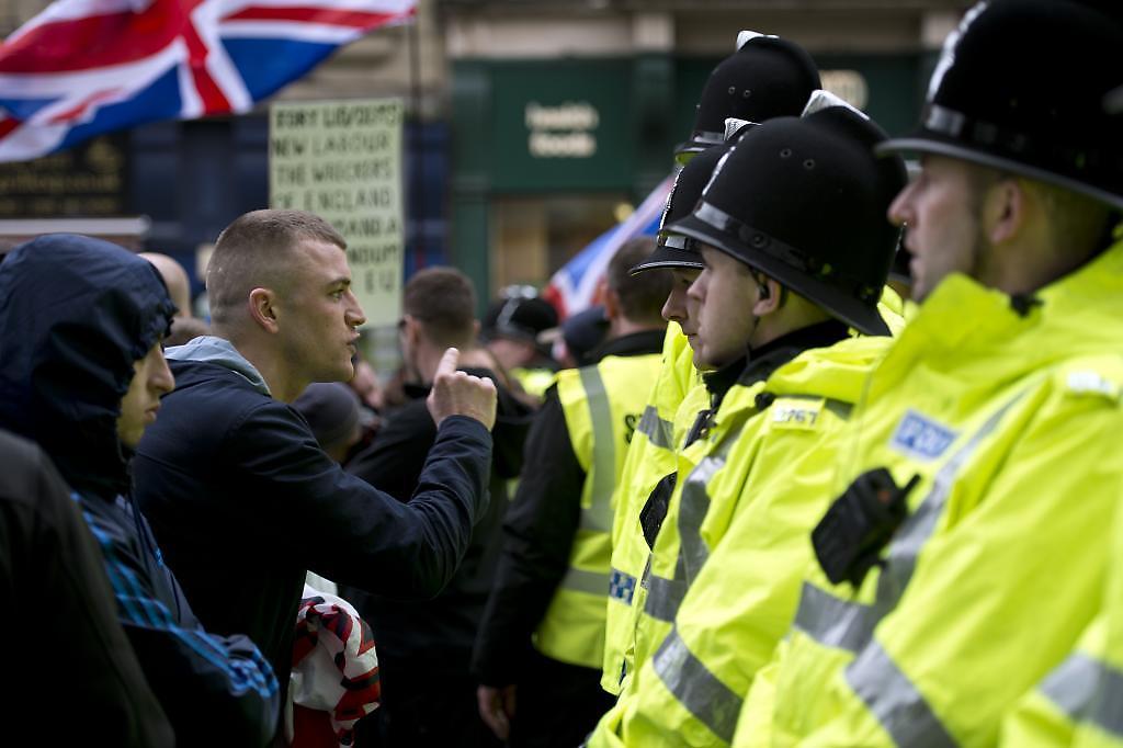 La policía controla a manifestantes de ultraderecha contra "la islamización de Europa" en Newcastle.