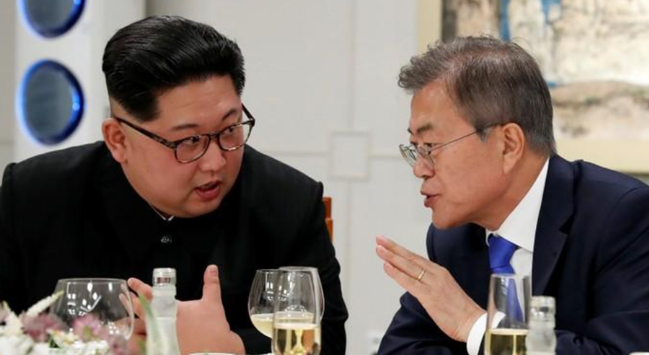 El líder de Corea del Norte, Kim Jong Un (a la izquierda en la imagen), junto al presidente de Corea del Sur, Moon Jae-in