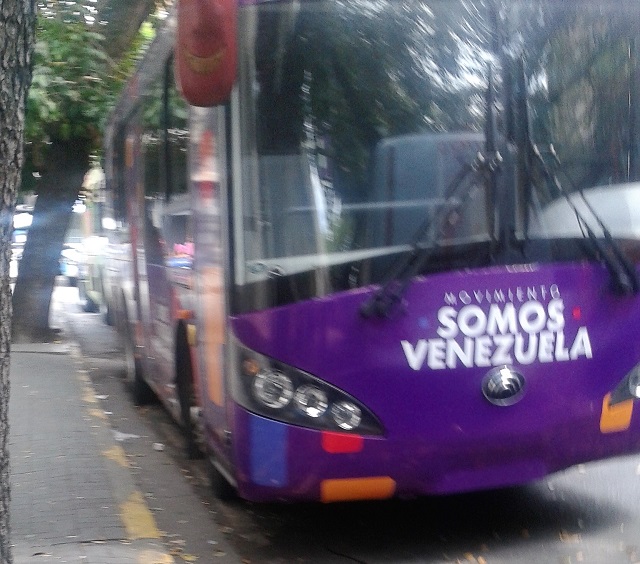 Autobús de "Somos Venezuela" sin placa de circulación