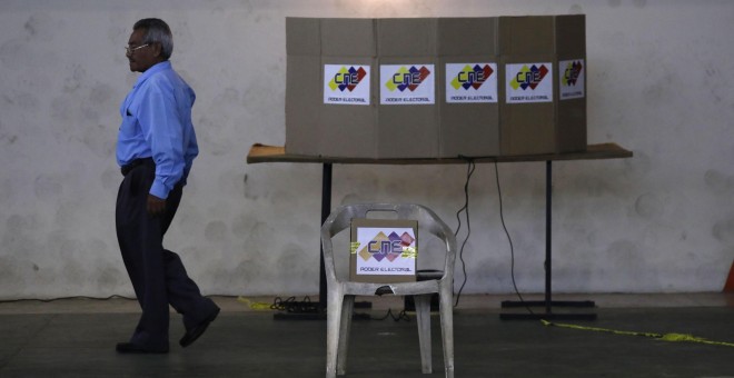 Un hombre, en uno de los centros de votación en la localidad de Barquisimeto 