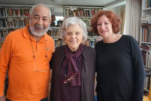 Los escritores Leonardo Padura, Elena Poniatowska y Lucía, esposa del autor cubano