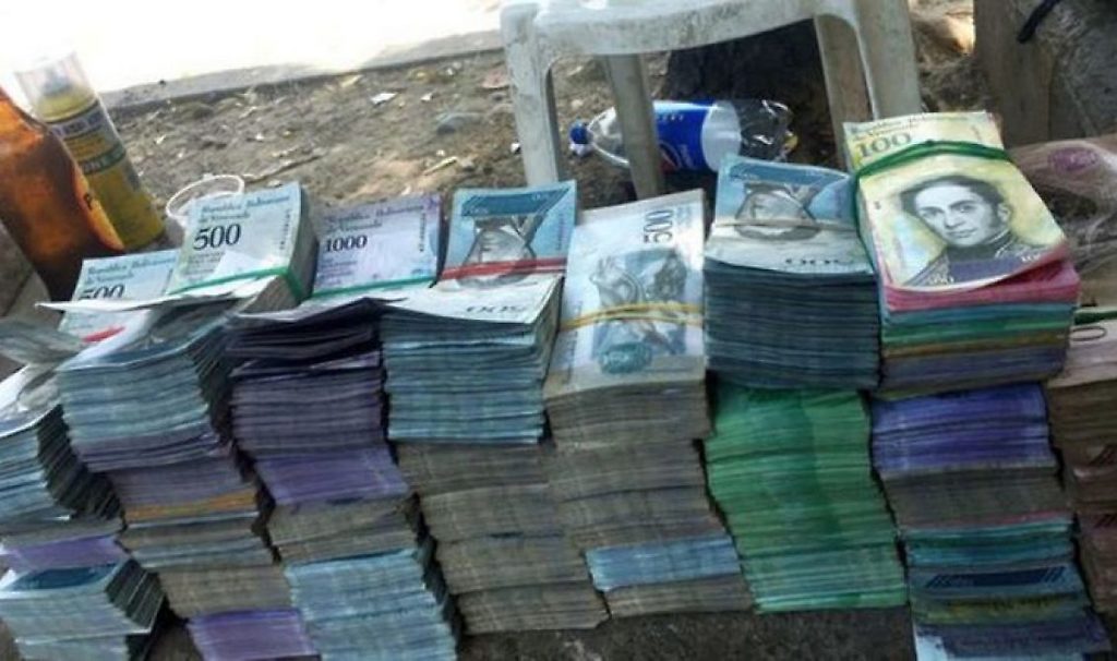 "Extrañamente" los economistas consultados no mencionan el contrabando de billetes venezolanos a Colombia vía Cúcuta.
