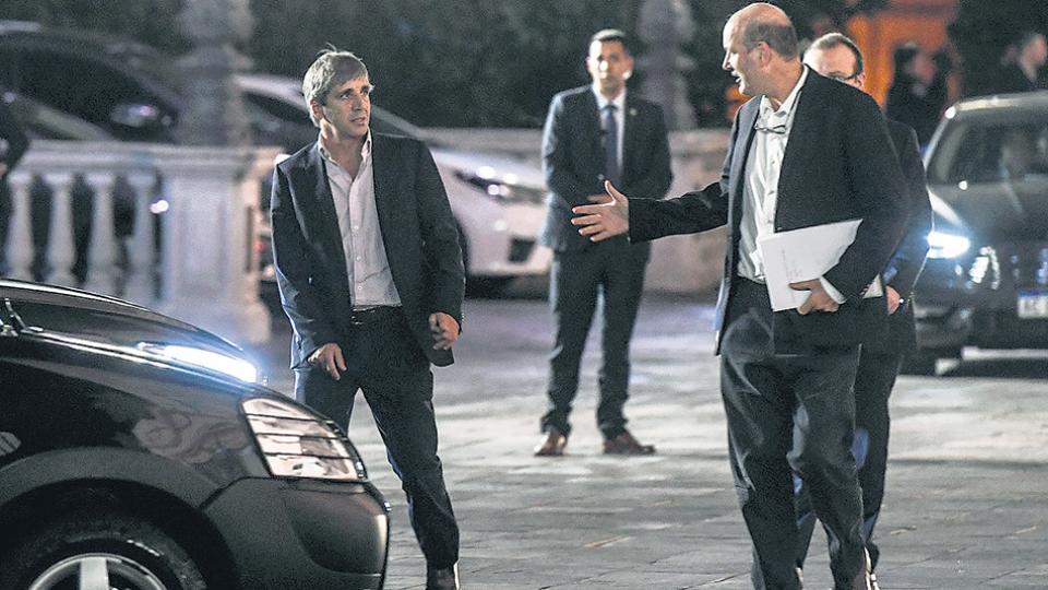 El ministro de Finanzas, Luis Caputo, y el presidente del Banco Central de Argentina, Federico Sturzenegger