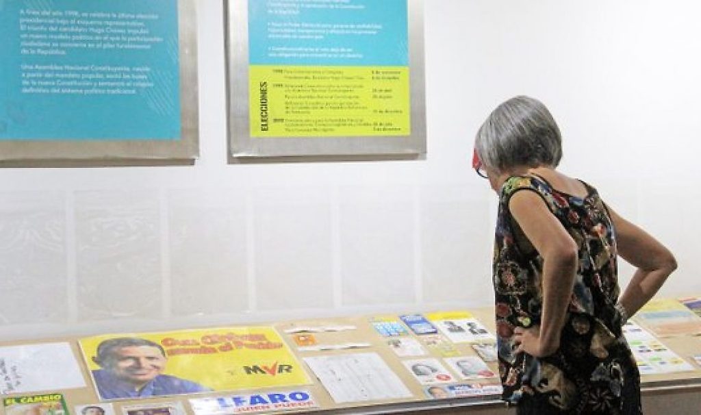 Fotográficas, pendones, afiches y material impreso, muestran a los visitantes las diferentes etapas de las jornadas electorales.