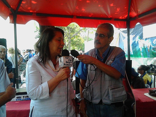 Ilenia Medina con Luis Salazar en la Esquina Caliente en Caracas
