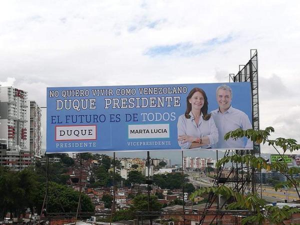 Vallas con mensajes xenófobos de candidato uribista Iván Duque