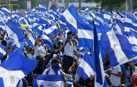 Cientos de miles de ciudadanos participaron en la marcha por la Justicia y Democratización de Nicaragua, convocada por la Coalición Universitaria, la cual reunió a alumnos, campesinos, empresarios y pobladores de distintas localidades, quienes reclaman castigo por la represión y por la muerte de 47 personas en las protestas iniciadas el 18 de abril. El conflicto comenzó en Managua con movilizaciones estudiantiles contra una reforma a la seguridad social, que planteaba mayores cuotas y disminuía en 5 por ciento las pensiones